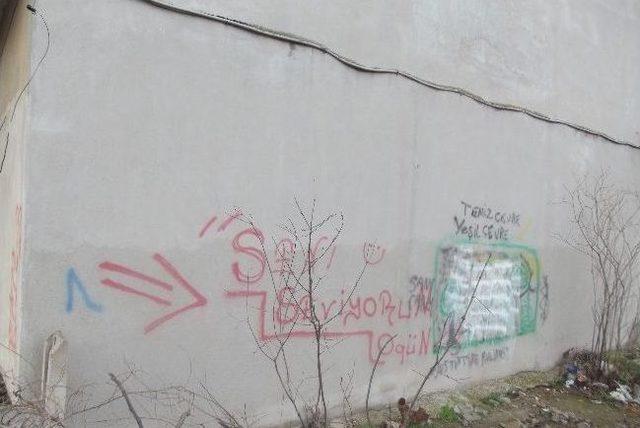 Duvarlara Yazılan Yazılar Tepki Topluyor 2