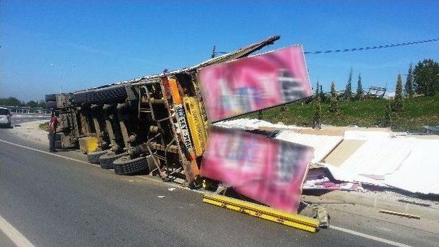 Sunta Yüklü Tır Devrildi