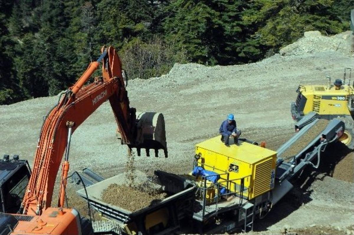 Karahasan, Seyyar Konkas&ouml;r Şantiyesini İnceledi