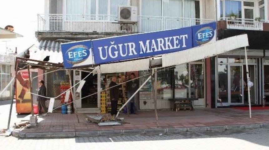 Ayvalık&rsquo;ta Kamyonet Markete Girdi
