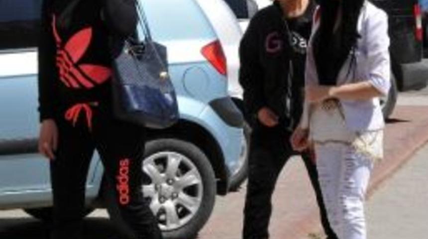 Fuhuş Zanlıları Avukat Ve Hemşire &Ccedil;ıktı