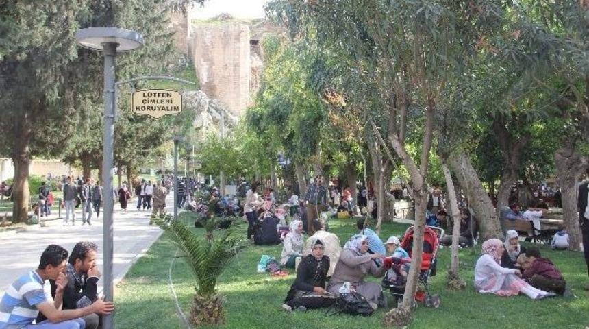 Şanlıurfa&rsquo;da İnsanlar Park Ve Bah&ccedil;elere Akın Etti