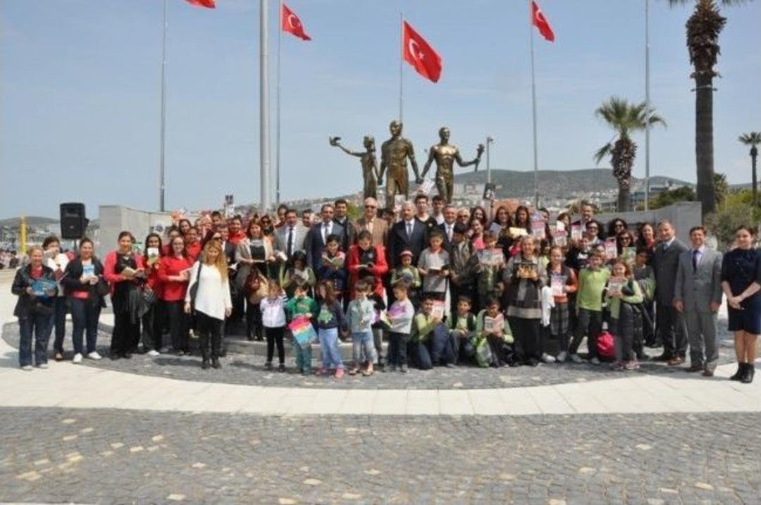 Kuşadası&rsquo;nda Eline Kitabını Alan Sahile Koştu