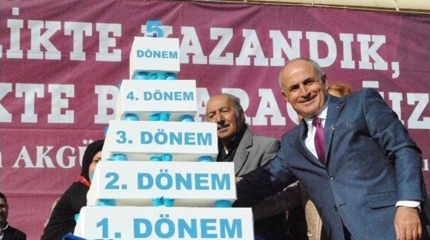 Başkan Akg&uuml;n&rsquo;e B&uuml;y&uuml;k&ccedil;ekmecelilerden &lsquo;beşi Bir Yerde&rsquo; Kutlama