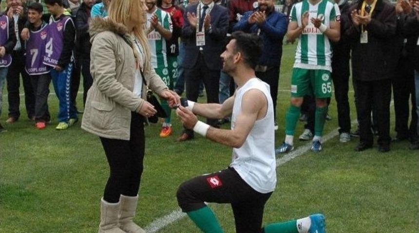 Futbolcudan Santra &Ccedil;izgisinde Evlilik Teklifi