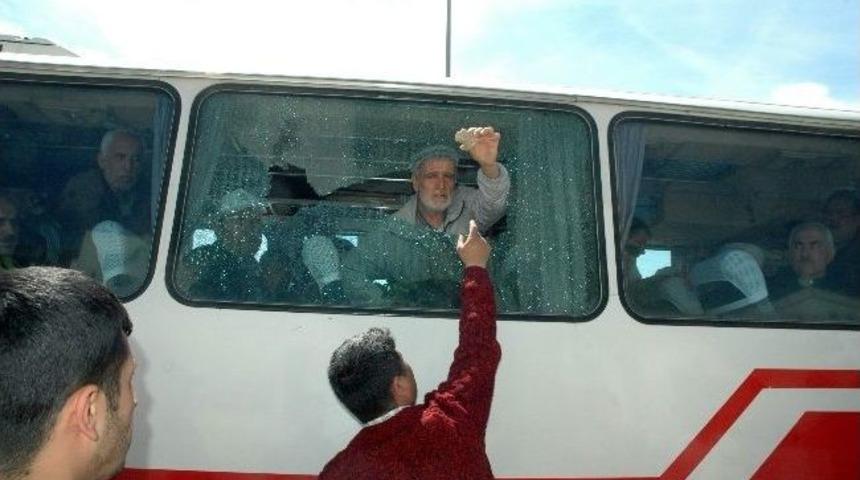 &Ccedil;ine Taraftarını Taşıyan Otob&uuml;s Taşlandı: 1 Yaralı
