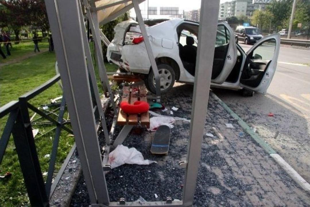 Otomobil Otob&uuml;s Durağına Daldı: 2 &Ouml;l&uuml;, 2 Yaralı