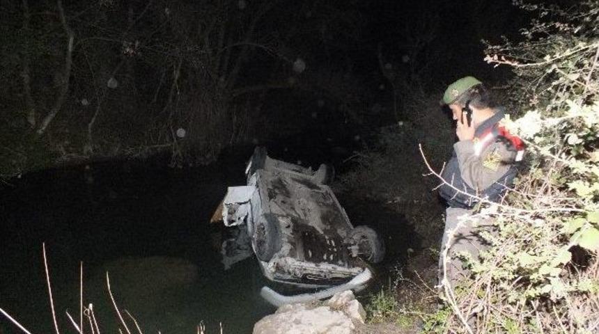 Otomobil Porsuk &Ccedil;ayı'na Yuvarlandı: 4 Yaralı