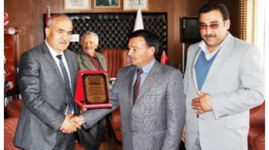 Başkan Talu&rsquo;ya Cami Yaptırma Derneğinden Plaket