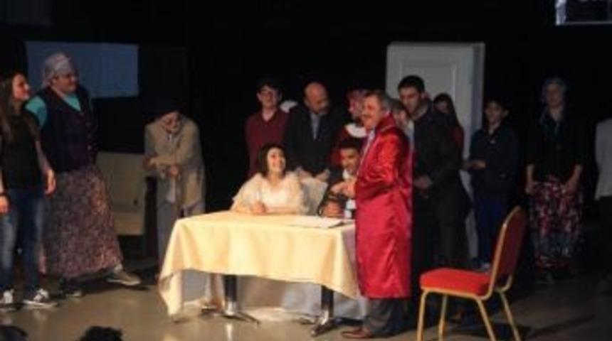 Belediye Başkanı Tiyatroda Rol Aldı