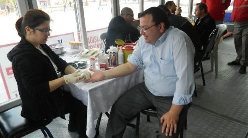 &Ccedil;anlılar Tır'da 81 &Uuml;nite Kan Bağışladı