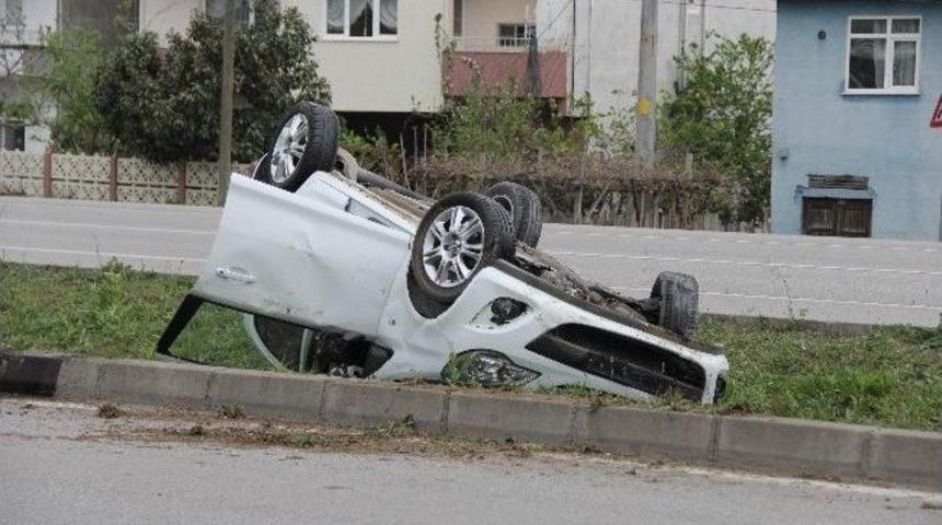 K&ouml;peğe &Ccedil;arpmamak İ&ccedil;in Aracıyla Takla Attı