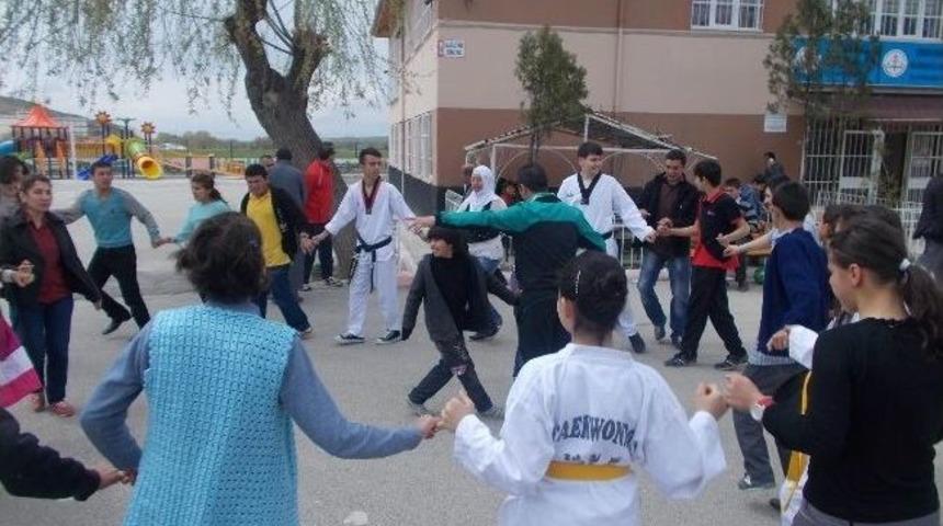 Engelli &Ouml;ğrenciler Top Dağıttılar