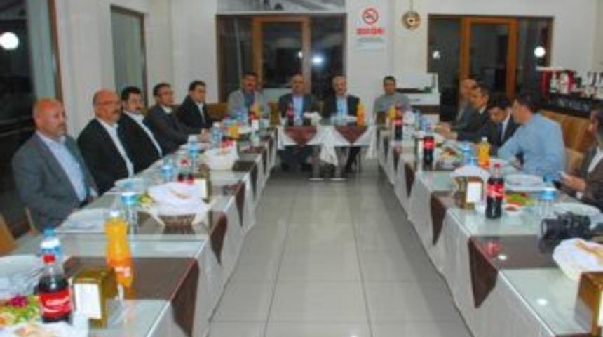 Başkan Karataş, Meclis &Uuml;yelerine Yemek Verdi