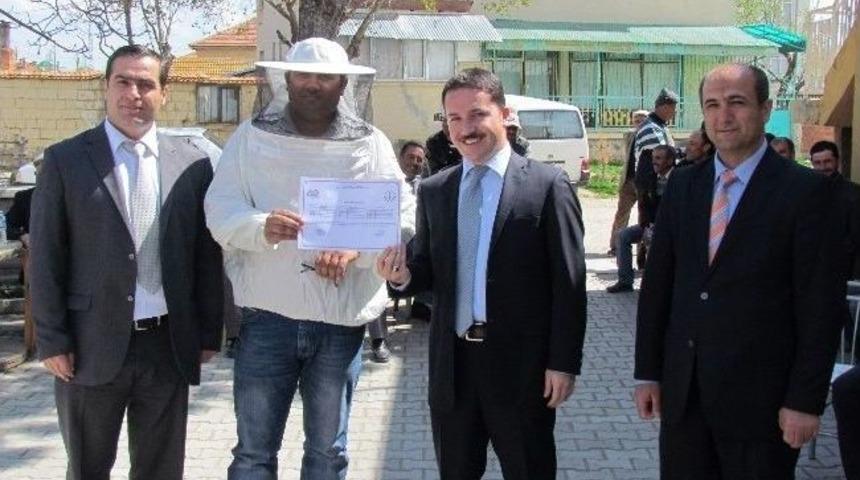 H&uuml;y&uuml;k&rsquo;te Arıcılık Kursunda Belgeler Verildi