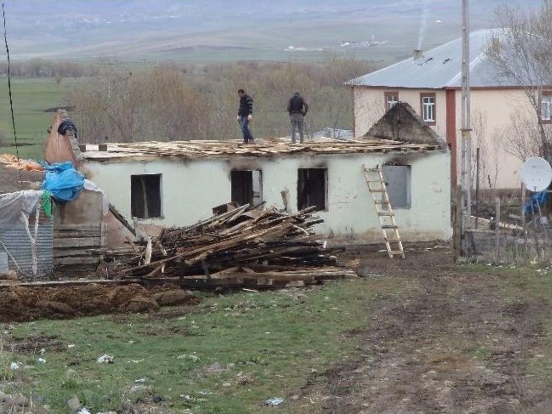 Varto Alag&ouml;z Mahallesinde Evi Yanan Vatandaşa Devlet Eli Uzandı