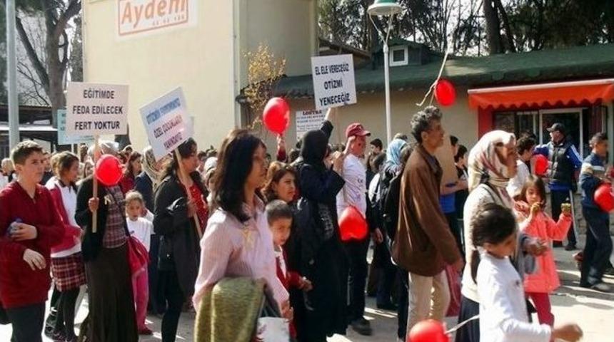 Aydınlılar Otizme Dikkat &Ccedil;ekmek G&uuml;n&uuml; İ&ccedil;in Y&uuml;r&uuml;d&uuml;