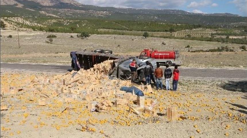 Devrilen Limon Y&uuml;kl&uuml; Kamyon Alev Aldı
