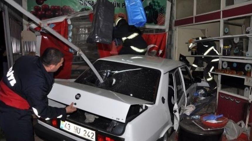 Lpg'li Aracın S&uuml;r&uuml;c&uuml;s&uuml; Drift Yaparken İki D&uuml;kkanı Yıktı