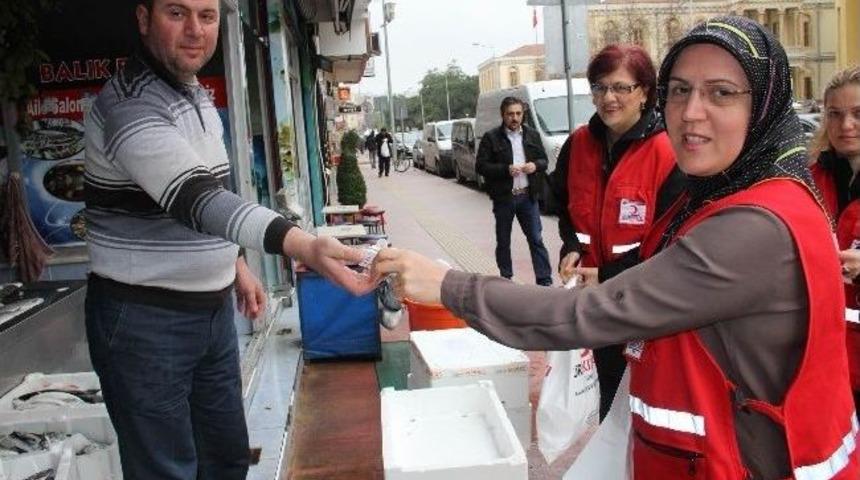 Kızılay, Vatandaşa 5 Bin Lokum Dağıttı