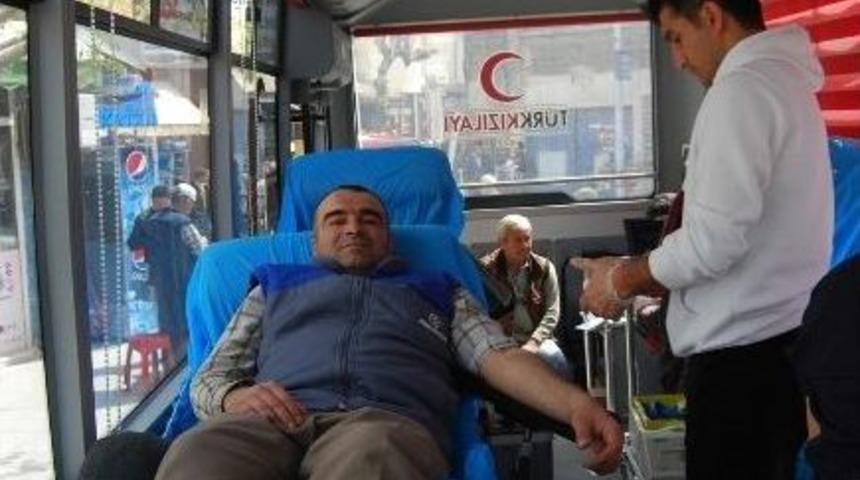 Kızılay Kula'da Kan Bağışı Bekliyor