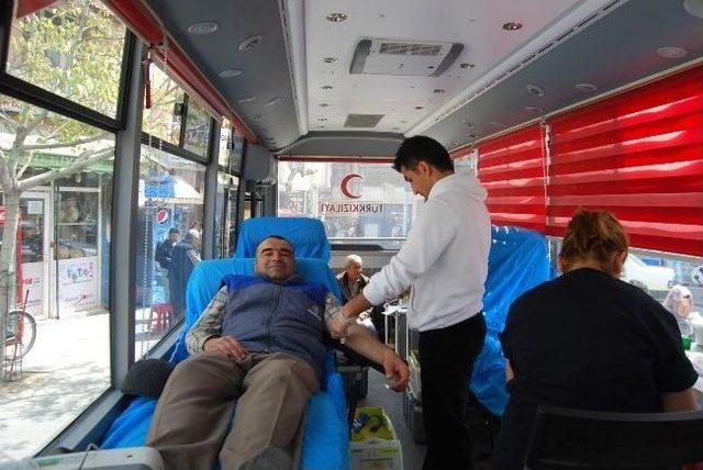 Kızılay Kula'da Kan Bağışı Bekliyor