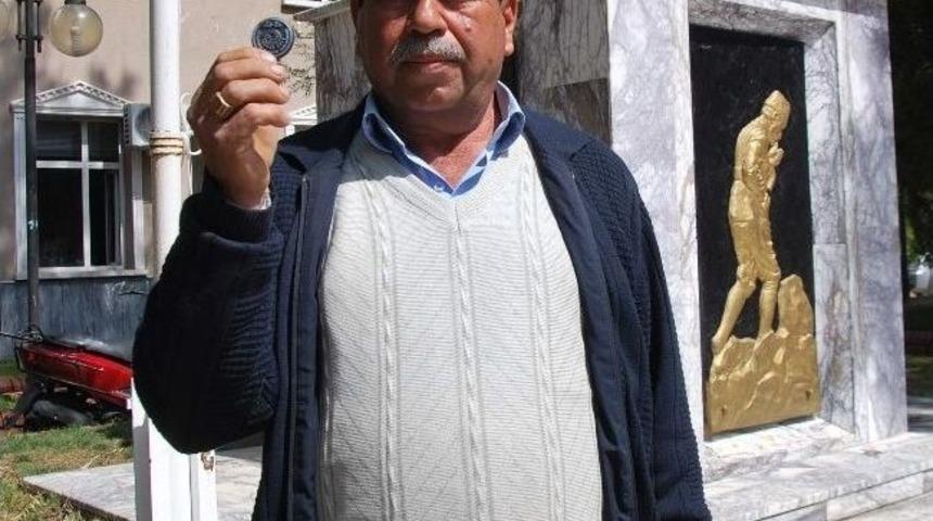 30 Yıldır Kimsenin Deviremediği Muhtar, M&uuml;hr&uuml;n&uuml; Teslim Edeceği Adresi Arıyor