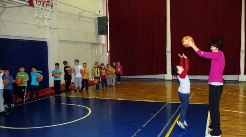 Rus Basketbolcu &Ccedil;ocuklara Basketbol &Ouml;ğretiyor