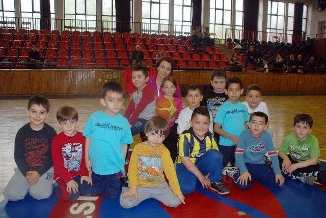 Rus Basketbolcu Çocuklara Basketbol Öğretiyor