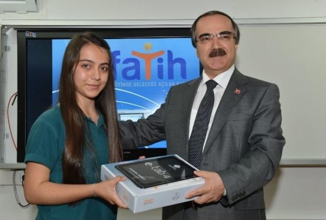 99 Okulda 21 Bin 562 Tablet Bilgisayar Dağıtıldı