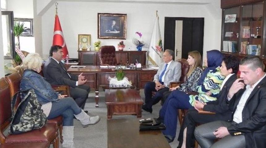 Ak Partili Vekil Başkan Badem'i Bir Tepsi B&ouml;rekle Tebrik Etti