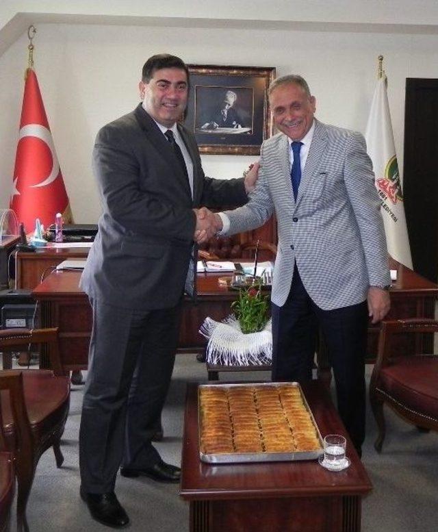 Ak Partili Vekil Başkan Badem i Bir Tepsi B&ouml;rekle Tebrik Etti 1
