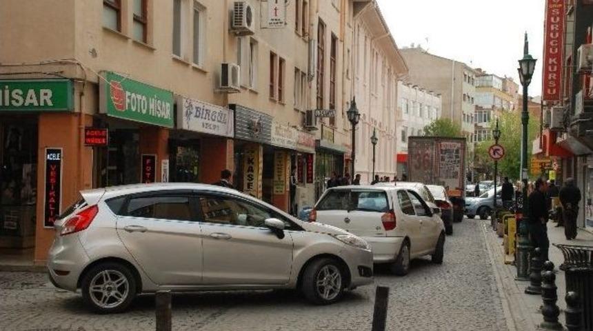 Bayan S&uuml;r&uuml;c&uuml;n&uuml;n Yanlış Parkı Diğer S&uuml;r&uuml;c&uuml;leri &Ccedil;ileden &Ccedil;ıkardı