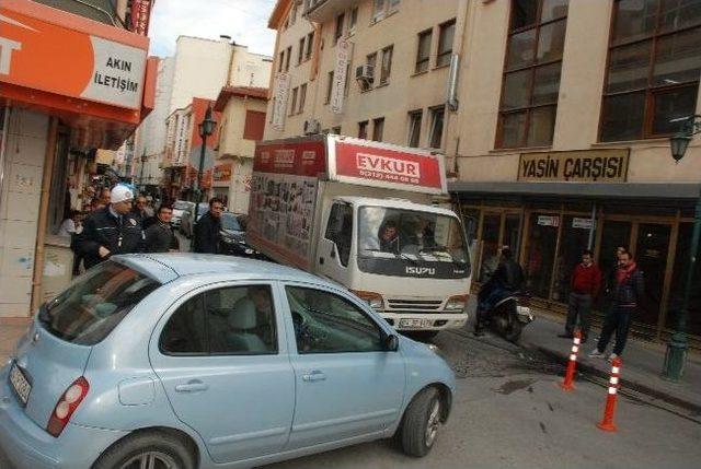 Bayan Sürücünün Yanlış Parkı Diğer Sürücüleri Çileden Çıkardı