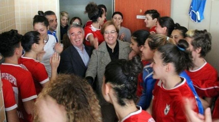 Başkan Pektaş, Kız Takımına Uğur Getirdi