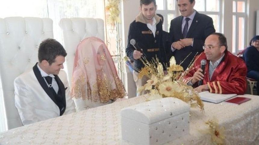 Başkan &Uuml;z&uuml;lmez İlk Nikahını Kıydı