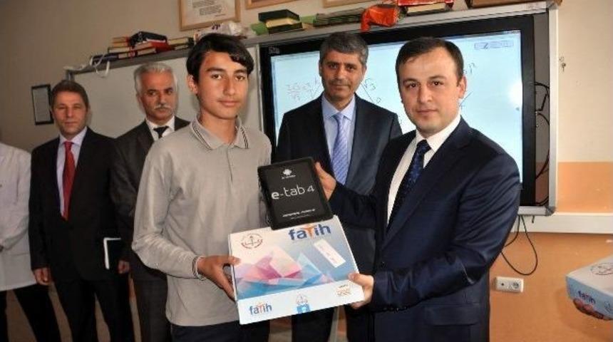 Suşehri&rsquo;nde &Ouml;ğrencilere Tablet Bilgisayar Dağıtıldı