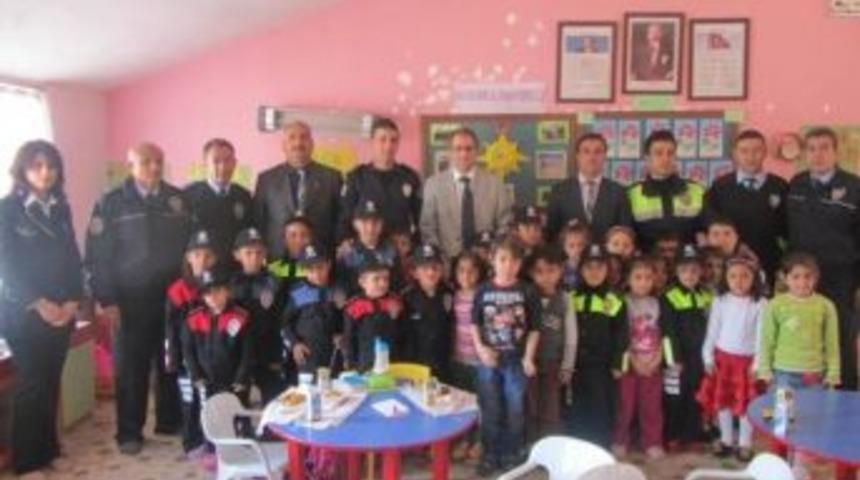 Polislerden &Ouml;ğrencilere Ziyaret