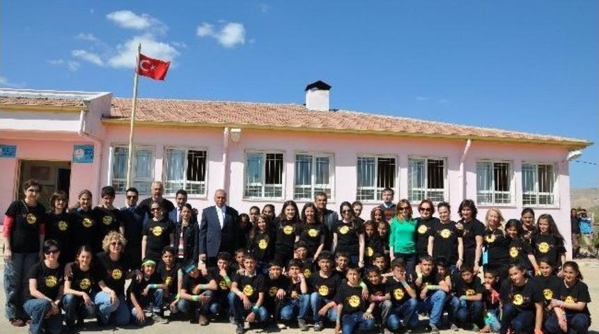 &Ouml;zel İzmir Amerikan Koleji'nden Derikli &Ouml;ğrencilere Yardım