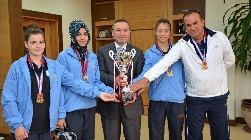 Şampiyonlardan Rekt&ouml;r Kurtcephe&rsquo;ye Ziyaret