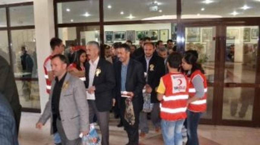 Kızılay Lokum Dağıttı