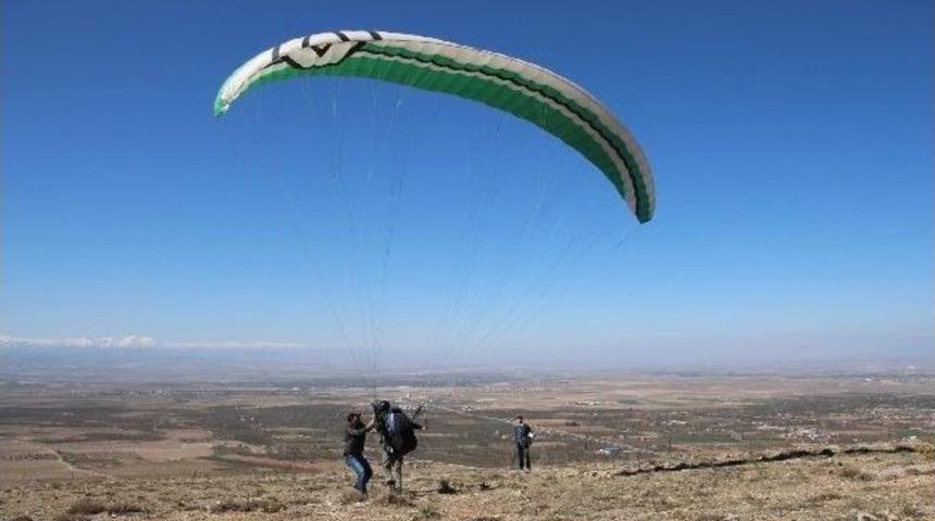 Niğde'de Yama&ccedil; Paraş&uuml;t&uuml; B&uuml;y&uuml;k İlgi G&ouml;rd&uuml;