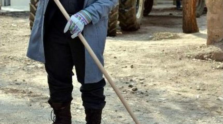 Belediye Başkanı Sokakları Temizledi