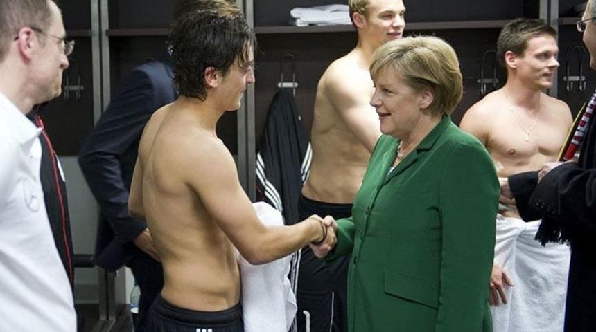 Steffen Seibert: Merkel, Mesut Özil'in kararına saygı duyuyor!