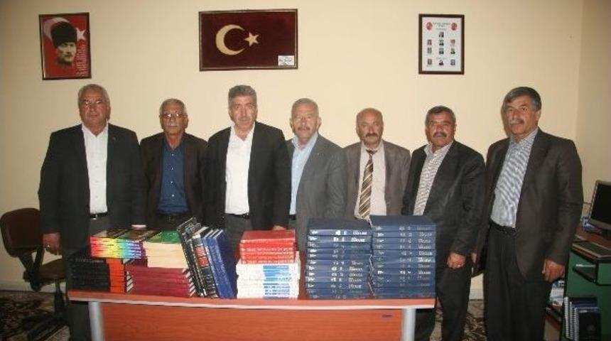 K&ouml;y Okullarına Ansiklopedi Hediye Edildi