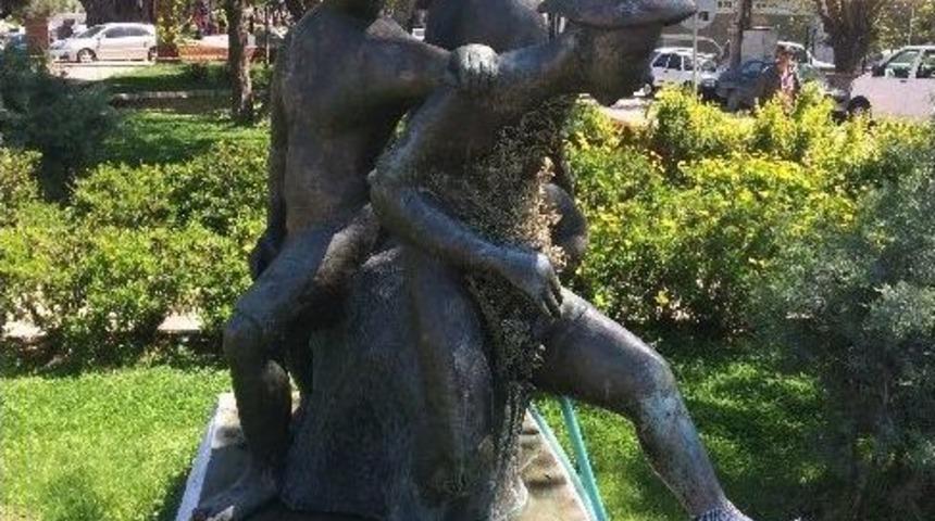 Barış Heykeline &Ccedil;orap Giydirdiler