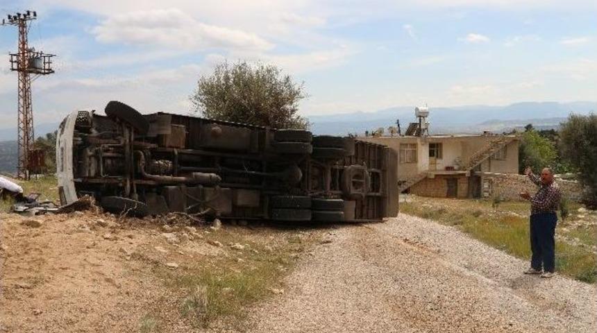 Mut&rsquo;ta Bisk&uuml;vi Y&uuml;kl&uuml; Kamyon Devrildi: 1 Yaralı