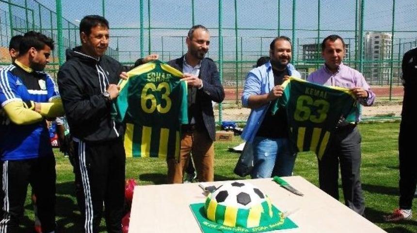 Futbolculara Top Şeklinde Pasta S&uuml;rprizi