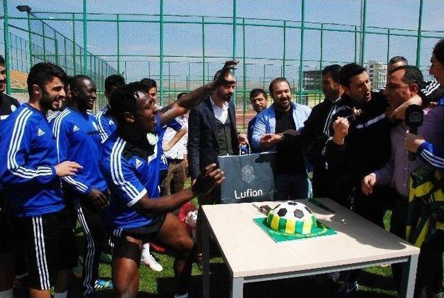 Futbolculara Top Şeklinde Pasta S&uuml;rprizi 1