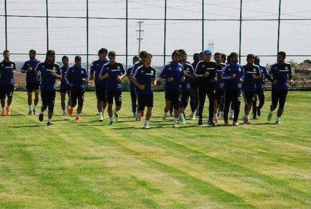 Futbolculara Top Şeklinde Pasta S&uuml;rprizi 2